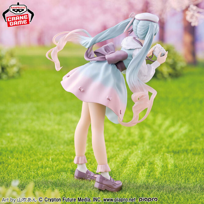 Hatsune Miku - Holiday Memories - Miku with Camera