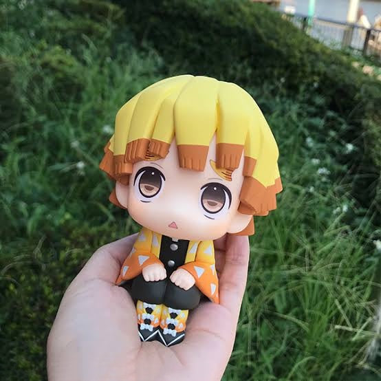 Demon Slayer: Kimetsu No Yaiba - Look Up Series - Zenitsu Agatsuma Figure