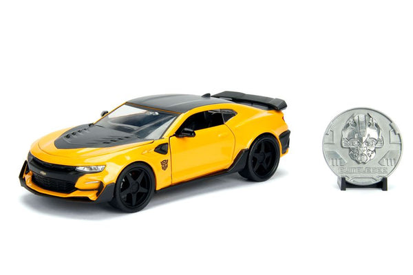 Transformers 5: The Last Knight - Bumblebee Chevy Camaro 1:24 Scale Hollywood Ride with Medallion